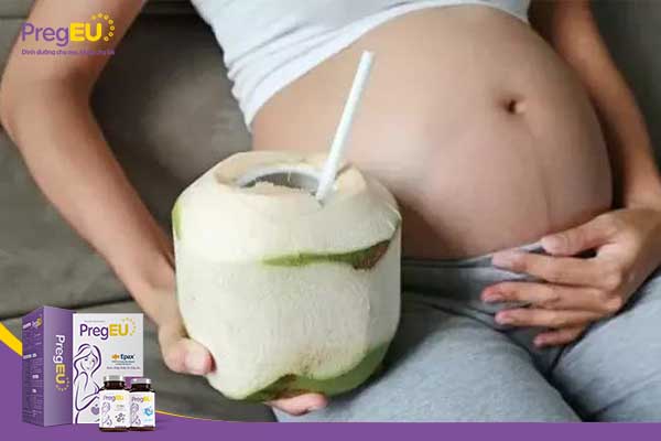 Nước dừa giúp làm tăng lượng nước ối bao bọc thai nhi