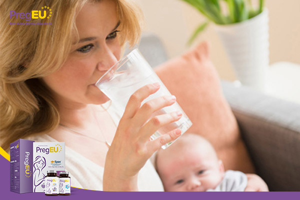 Đảm bảo lượng nước mẹ uống mỗi ngày để có nhiều sữa nhất cho con