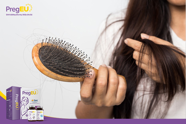 Dùng lược chải hoặc massage da đầu nhẹ nhàng để tăng lưu thông máu, kích thích mọc tóc