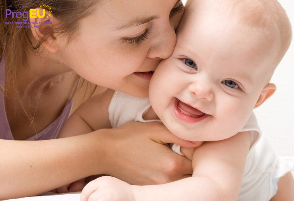 Cách chăm sóc mẹ và bé sau khi sinh