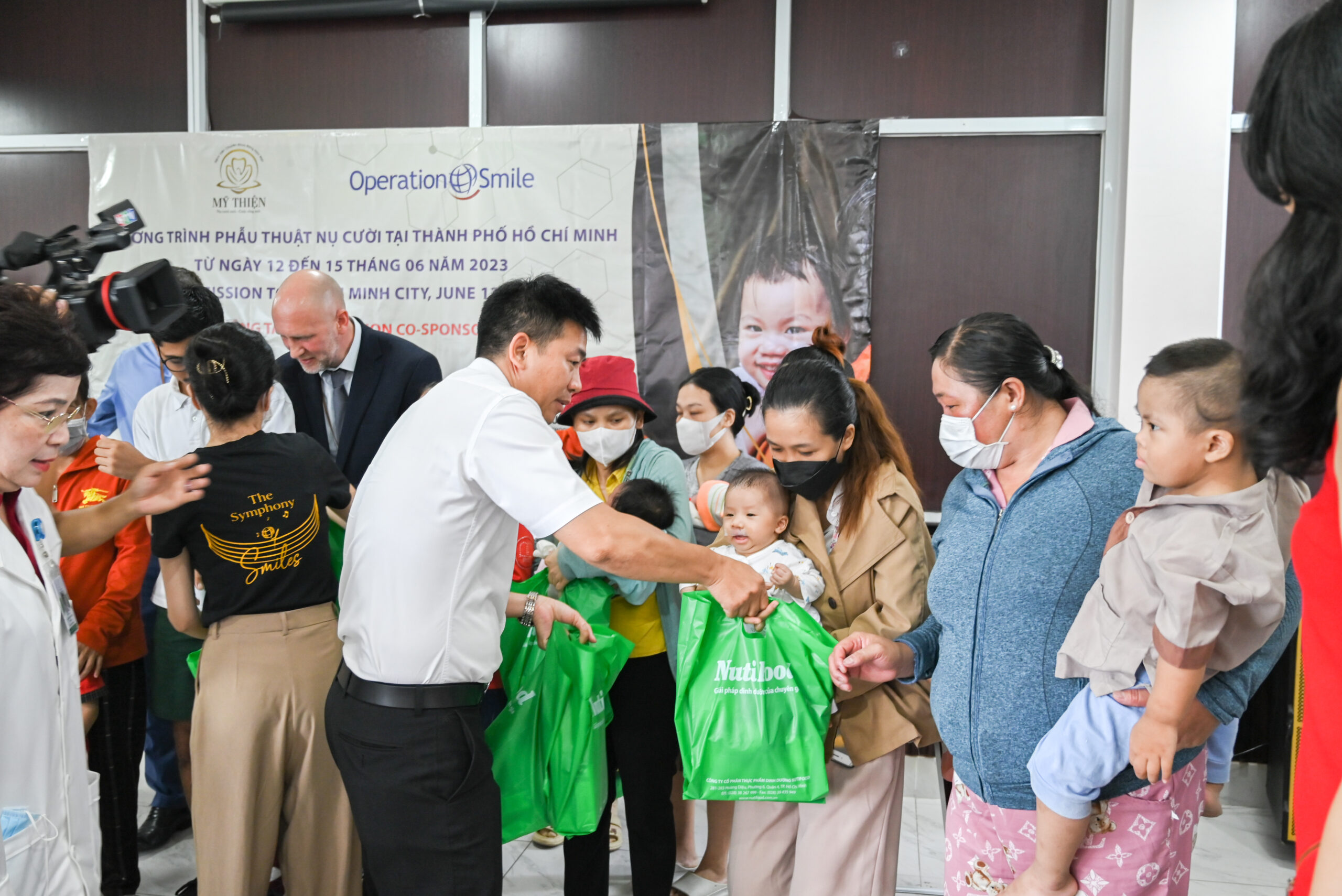 Đại diện nhãn hàng PregEU cùng Operation Smile và Bệnh viện Chuyên khoa Răng Hàm Mặt Mỹ Thiện trao tặng quà cho các em nhỏ hở môi, hàm ếch