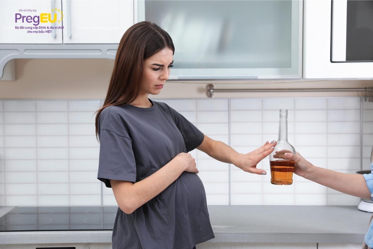 Những đồ uống cần tránh khi mang thai: Đồ uống có cồn